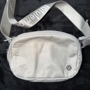 lululemon Everywhere Light Grey Belt Bag Fanny Pack with Crossbody Strap
